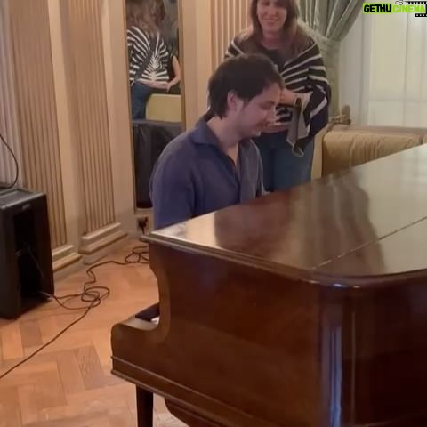 Agustina Cabo - 2.4K Likes - Rodamos Gala & Kiwi en diciembre de 2021. Después de varias trabas y todavía mucho miedo al covid, filmamos. Fue una experiencia como nunca había tenido en mi vida. Irrepicable e inolvidable. Hoy, casi tres años después nos fuimos a estrenarla a Edimburgo en @edfilmfest .🤌🏻🤌🏻🤌🏻🤌🏻. Miro para atrás y pienso que esta peli me transformó. Soy otra. Y somos otros, todos, me permito acreditar. Para que hacemos películas si no es para transformarnos, emocionarnos, atravesarnos. Conocernos por partes, de a ratos, con tiempo. Intentar acercarnos a una sensación de identidad. Como personas, como argentinos, como cuerpitos. Narrar nuestras historias y a la vez prestarnos para narrar las de otros. ¿No es conmovedor? En fin. Me hizo muy feliz haber compartido este festival y esta peli con este equipo. Un sueño que no sabía que tenía.
Gracias @axelcheb por este viaje. Jamás supe que iba a ser tan inmenso. Gracias.
Gracias a @edfilmfest por alojarnos y recibirnos en este festival increíble, un honor para nosotros presentarnos allá.
Gracias a la @arginuk por abrirnos las puertas y esa tarde tan conmovedora.
Gracias a @lunamazzeo por ser la estilista de mis sueños y además mi gran amiga.
Y gracias a los compañeros de ruta, toda esta gente increíble con la que hicimos una película que anduvo de viaje!! Los quiero muchísimo, los admiro más : @carmenfillol @joacopulpeiro @_______________mac @juani.catalano @abrilcicala @axelcheb @lunamazzeo @jaztaiah
Aguante la ficción!!
