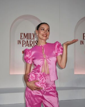 Agustina Suásquita Instagram - Disculpen, llego Papryka a la alfombra roja 💅 La razón por la que vine a Roma: Avant premiere de Emily in Paris 😍 

St @kativara 
@laspepasinst @gingerjoyeria @jessicakessel 

@chenetflix #Netflix #EmilyInParis