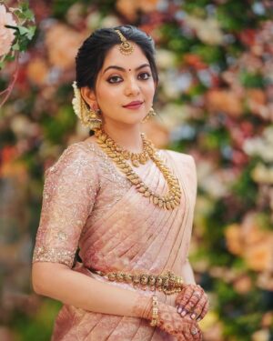 Ahana Kumar Instagram - The Bride’s Big Sister is such a fun role to play 😋💞

Photography @skabhijithphotography 
Saree @mloft_by_joeljacobmathew 
Blouse Stitching @santinni.in 
Makeup & Hair @brahma_hairandmakeup 
Saree Draping @drapist_daira 

05.09.24 ✨

#OzysWedding ♥️