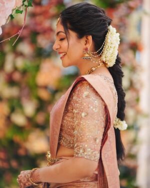 Ahana Kumar Instagram - The Bride’s Big Sister is such a fun role to play 😋💞

Photography @skabhijithphotography 
Saree @mloft_by_joeljacobmathew 
Blouse Stitching @santinni.in 
Makeup & Hair @brahma_hairandmakeup 
Saree Draping @drapist_daira 

05.09.24 ✨

#OzysWedding ♥️