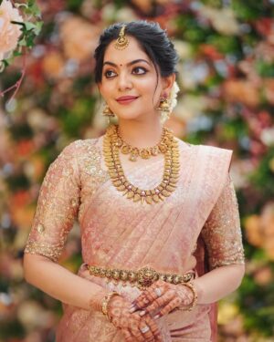 Ahana Kumar Instagram - The Bride’s Big Sister is such a fun role to play 😋💞

Photography @skabhijithphotography 
Saree @mloft_by_joeljacobmathew 
Blouse Stitching @santinni.in 
Makeup & Hair @brahma_hairandmakeup 
Saree Draping @drapist_daira 

05.09.24 ✨

#OzysWedding ♥️