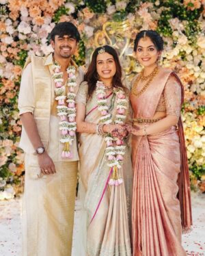 Ahana Kumar Instagram - Ozy’s Big Sweet Day ❤️ @_diyakrishna_ 😘
Starting from today , life will slowly start feeling different in sweet little ways I suppose 😊
Hello Brother-In-Law @aswin__ganesh__ 🤗

A Happy Bright Day .. Thankyou Life 🤍

All the details :

Shot by @skabhijithphotography 
Saree @mloft_by_joeljacobmathew 
Blouse Stitching @santinni.in 
Makeup & Hair @brahma_hairandmakeup 
Saree Draping @drapist_daira 

05.09.2024 🌸

✨💫