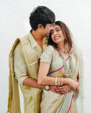 Ahana Kumar Instagram - Ozy’s Big Sweet Day ❤️ @_diyakrishna_ 😘
Starting from today , life will slowly start feeling different in sweet little ways I suppose 😊
Hello Brother-In-Law @aswin__ganesh__ 🤗

A Happy Bright Day .. Thankyou Life 🤍

All the details :

Shot by @skabhijithphotography 
Saree @mloft_by_joeljacobmathew 
Blouse Stitching @santinni.in 
Makeup & Hair @brahma_hairandmakeup 
Saree Draping @drapist_daira 

05.09.2024 🌸

✨💫