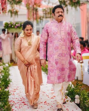 Ahana Kumar Instagram - Ozy’s Big Sweet Day ❤️ @_diyakrishna_ 😘
Starting from today , life will slowly start feeling different in sweet little ways I suppose 😊
Hello Brother-In-Law @aswin__ganesh__ 🤗

A Happy Bright Day .. Thankyou Life 🤍

All the details :

Shot by @skabhijithphotography 
Saree @mloft_by_joeljacobmathew 
Blouse Stitching @santinni.in 
Makeup & Hair @brahma_hairandmakeup 
Saree Draping @drapist_daira 

05.09.2024 🌸

✨💫