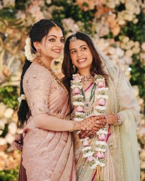 Ahana Kumar Instagram - Ozy’s Big Sweet Day ❤️ @_diyakrishna_ 😘
Starting from today , life will slowly start feeling different in sweet little ways I suppose 😊
Hello Brother-In-Law @aswin__ganesh__ 🤗

A Happy Bright Day .. Thankyou Life 🤍

All the details :

Shot by @skabhijithphotography 
Saree @mloft_by_joeljacobmathew 
Blouse Stitching @santinni.in 
Makeup & Hair @brahma_hairandmakeup 
Saree Draping @drapist_daira 

05.09.2024 🌸

✨💫