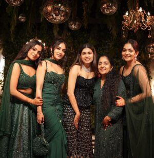Ahana Kumar Instagram - Familia 🖤✨

Outfits @santinni.in 
Photography @skabhijithphotography 
Makeup & Hair @lushandluxbyak 

💫✨