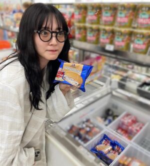 Airi Suzuki Instagram - ✴︎
森永「パリパリサンド」Web CM出演しています☺︎

CMで食べているチョコ10％増量のパリパリサンド
9/2からいよいよ発売という事で、コンビニでも発見しましたーー！！！🫶

Xではキャンペーンもやっているのでお見逃しなく☺︎

#CM動画はまた後日載せますね