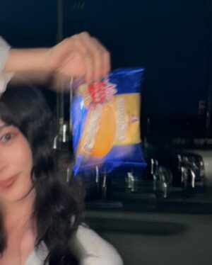 Airi Suzuki Instagram - ✴︎
森永「パリパリサンド」Web CM出演しています☺︎

CMで食べているチョコ10％増量のパリパリサンド
9/2からいよいよ発売という事で、コンビニでも発見しましたーー！！！🫶

Xではキャンペーンもやっているのでお見逃しなく☺︎

#CM動画はまた後日載せますね