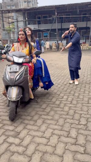 Aishwarya Khare Instagram - Company wale aayenge 🤣🤣

#reels #funnyreels