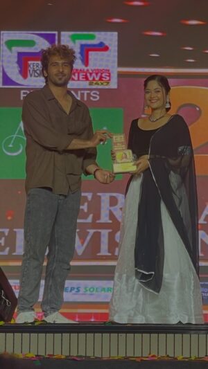 Aishwarya Ramsai Instagram - 😍swapnam kandathellam❤️Thanks to @keralavision_tv 🥰for this award🙏🏻

:
#actress #aishwaryaramsai #mounaragam #asianet #kalyani #awardwinning #blessed #bekind #staysafe #thankstoeveryone
