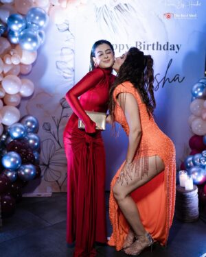 Akanksha Puri Instagram - My smile says it all 😜 !! Thanks everyone for being a part of this crazy night ..

@palak.purswani @divyankatripathidahiya @isha__malviya @terence_here @umarriazz91 @khesari_yadav @vishalsingh713 @amirsiddiqui786 @adnaan_07dz @sid_kannan @thesiddharthnigam @theabhisheknigam ❤️

(Many more coming soon in next post…🤩🔥)

Birthday 2024 🎂❤️
#happybirthday #beingme #akankshapuri #❤️ 
.
.
Photography @frames_by_harshit @_the_best_shot 
Decor @aceofspadesevents01 
Cake @lucibellos_caffe 
Location :
@axobarandkitchen 
Managed by
@era_communication @planetmediapr
Make up @falgunikapasi_mua 
Hair @salmasayyed47
Jewellery @the_jewel_gallery 
Bag 🥂 from my collection AP OC @oceana_clutches