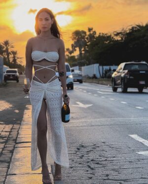 Akemi Nakamura Instagram - Cultivating an elegant mind 🥂

Dress: @muar_col