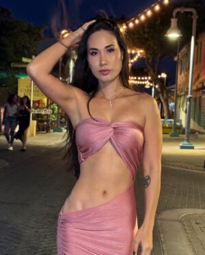 Akemi Nakamura Instagram - I ❤️ aruba! 
Una art night!

Dress: @muar_col