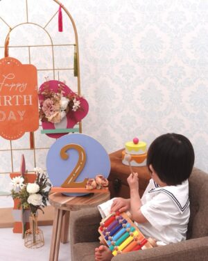Akina Minami Instagram - 7月で息子くん2歳になりました👦🏻🎉
この2年大きく体調を崩す事もなく、元気に育ってます☺️

息子くん、寝る時必ず指しゃぶりをしてたのですが最近気づいたらしなくなってて😳
自分で出来る事も増えてきて、成長を感じて嬉しいけど少し寂しくもある🥲✨

2歳前から体力もかなりついてきて、我が家は自宅保育なので毎日
『どう体力を使ってもらおうか🤔』
って考えてる😂
日中体力消費してもらわないと夜なかなか寝ないからね😂

ちなみに今息子くんが好きなのは

電車
車（特に乗ってるのが好き）

そして特に今好きなのはマツケンサンバ😂
毎日映像観ながら踊って『オレー‼︎』って言ってる👦🏻笑
こないだ寝言でもオレー‼︎って言ってた😂

いろんなものに興味を持ってくれて嬉しいし私も楽しいんだけど、
『いつか虫や昆虫に興味を持ったら…😱💦』
と虫超苦手な私はドキドキしてます…😂

#2歳
