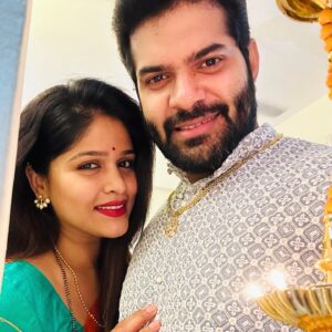 Akshaya Deodhar Instagram - तुझे ठायी माझी भक्ति
विरुठावी गणपती✨

तुझे ठायी ज्याची प्रीती
त्याची घडावी संगती💕

प्रिय बाप्पा… हार्दीक आयुष्यात आल्यापासुन तुझ्या येण्याचा आनंद द्विगुणित झालाय असं वाटतं… कदाचीत या शब्दांप्रमाणे तुझ्या ठाई त्याची आणि माझी भक्ती जुळुन आली आणि आम्ही आयुष्यभरासाठी एकत्र आलो…🥰
तुझी कृपादृष्टी, प्रेम, माया, अशीच राहु दे आम्हा सर्वांवर… ज्योतीची काळजी घे.. आम्ही नायशाची काळजी घेतोय हे तीलाही सांग.

आता ५ दिवस छान राहा… आमच्याकडुन खुप सेवा करुन घे.🙏🏻

तुझी लाडकी अक्षया.✨

#अहा 🧿
