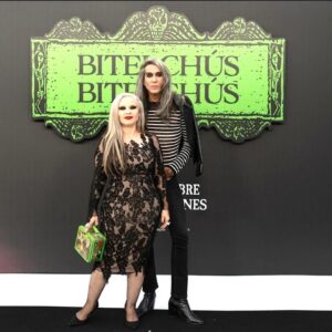 Alaska Instagram - Fuimos al estreno de #BitelchúsBitelchús @beetlejuicemovie y lo pasamos bomba 💣. @timburton es DIOS y siempre es buena idea ir a rendirle honores. Vi el estreno de la primera parte en 1988, en Nueva York, junto a Nacho, Carlos y Pito.
Gracias por la invitación @davidxdyp @dypcomunicacion @warnerbrosspain