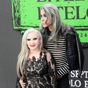 Alaska Instagram - Fuimos al estreno de #BitelchúsBitelchús @beetlejuicemovie y lo pasamos bomba 💣. @timburton es DIOS y siempre es buena idea ir a rendirle honores. Vi el estreno de la primera parte en 1988, en Nueva York, junto a Nacho, Carlos y Pito.
Gracias por la invitación @davidxdyp @dypcomunicacion @warnerbrosspain