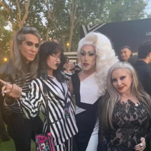 Alaska Instagram - Fuimos al estreno de #BitelchúsBitelchús @beetlejuicemovie y lo pasamos bomba 💣. @timburton es DIOS y siempre es buena idea ir a rendirle honores. Vi el estreno de la primera parte en 1988, en Nueva York, junto a Nacho, Carlos y Pito.
Gracias por la invitación @davidxdyp @dypcomunicacion @warnerbrosspain