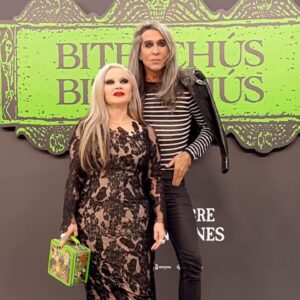 Alaska Instagram - Fuimos al estreno de #BitelchúsBitelchús @beetlejuicemovie y lo pasamos bomba 💣. @timburton es DIOS y siempre es buena idea ir a rendirle honores. Vi el estreno de la primera parte en 1988, en Nueva York, junto a Nacho, Carlos y Pito.
Gracias por la invitación @davidxdyp @dypcomunicacion @warnerbrosspain