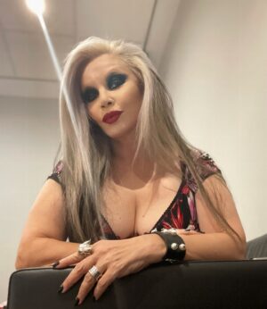 Alaska Instagram - Un rayo de luz me ilumina en la salita de espera. Todo listo para colaborar en @tardeartv @telecincoes a las 17:30 en directo.