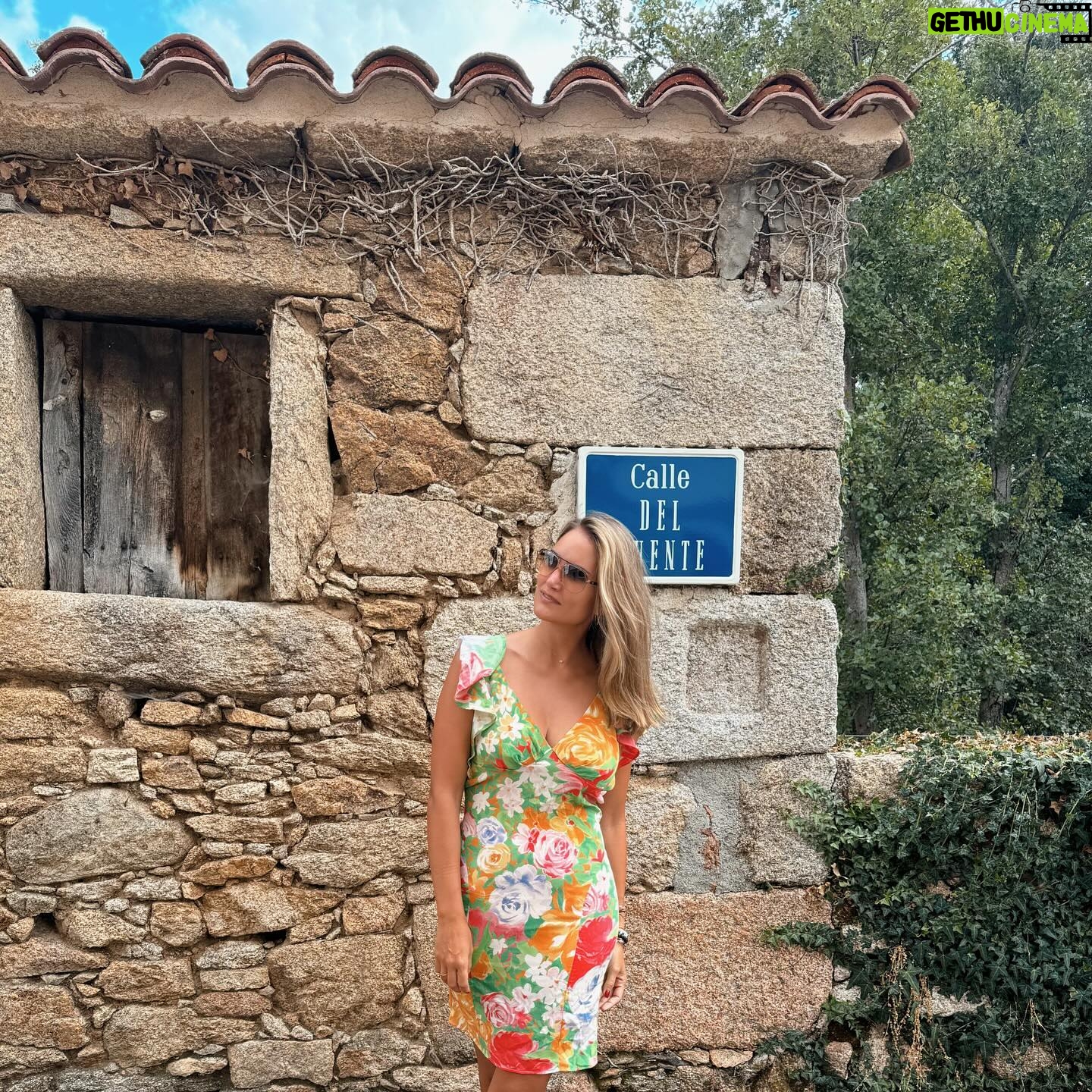 Alba Carrillo - 22.5K Likes - Ćltimos dĆas. Cara lavada, vestido @georges_rech y mi rĆo. Se termina un verano tan brutal que solo puedo dar graciasšš»
Un aprendizaje? No cualquier cosa. No a cualquier precio. šš»š¦¦šļøšāļøš±šš #gifts