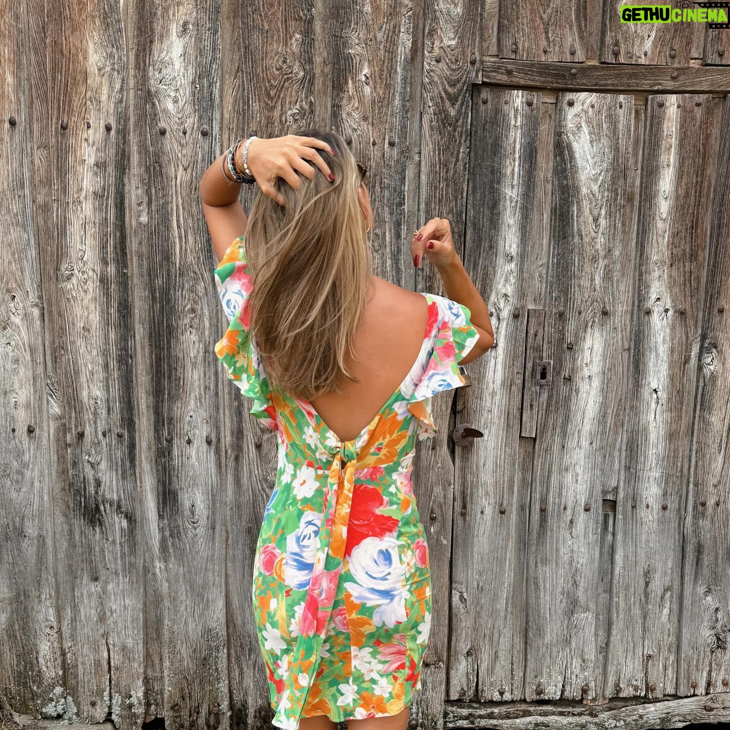 Alba Carrillo - 22.5K Likes - Ćltimos dĆas. Cara lavada, vestido @georges_rech y mi rĆo. Se termina un verano tan brutal que solo puedo dar graciasšš»
Un aprendizaje? No cualquier cosa. No a cualquier precio. šš»š¦¦šļøšāļøš±šš #gifts