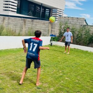 Alba Carrillo Instagram - Ay, Lucas! Estoy tan orgullosa del hombre en el que te estás convirtiendo! Parece que solo se pueden escribir cosas bonitas el día de los cumpleaños pero yo quiero hacerlo hoy, un día cualquiera. Ha sido un verano precioso junto a ti. Soy consciente que no me quedan muchos en los que me dediques casi todo tu tiempo porque pronto tendrás tus planes, tus viajes y tus personas más especiales y es normal, y seré feliz  de que me cuentes desde cualquier parte del planeta lo bien que lo pasas. Todo el mundo me ha felicitado este verano por lo cariñoso y educado que eres y eso es algo que, tu padre y yo junto con nuestros amigos y familia, nos hemos “currado” pero tú eres especial de naturaleza. Tus ganas, tu interés y tu inquietud por saber, por disfrutar de la vida y ser permeable al amor que te dan y no dudar en querer y compartir. Hablar con todo el mundo e interesarte genuinamente por las personas, por conocer otras ciudades, otras culturas, otra gastronomía, otras costumbres y otras realidades. Eres un digno heredero de tus padres, un disfrutón de los buenos. La mayor de mis suertes eres tú. Gracias, Lucas. Vamos a inaugurar un curso de 10 lleno de cosas buenas!!!💖🪽🌈☀️🌱🍀