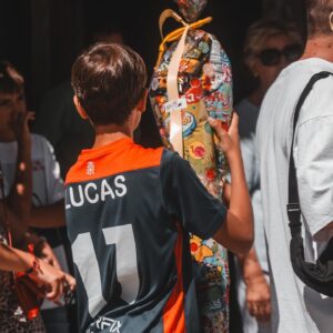 Alba Carrillo Instagram - Ay, Lucas! Estoy tan orgullosa del hombre en el que te estás convirtiendo! Parece que solo se pueden escribir cosas bonitas el día de los cumpleaños pero yo quiero hacerlo hoy, un día cualquiera. Ha sido un verano precioso junto a ti. Soy consciente que no me quedan muchos en los que me dediques casi todo tu tiempo porque pronto tendrás tus planes, tus viajes y tus personas más especiales y es normal, y seré feliz  de que me cuentes desde cualquier parte del planeta lo bien que lo pasas. Todo el mundo me ha felicitado este verano por lo cariñoso y educado que eres y eso es algo que, tu padre y yo junto con nuestros amigos y familia, nos hemos “currado” pero tú eres especial de naturaleza. Tus ganas, tu interés y tu inquietud por saber, por disfrutar de la vida y ser permeable al amor que te dan y no dudar en querer y compartir. Hablar con todo el mundo e interesarte genuinamente por las personas, por conocer otras ciudades, otras culturas, otra gastronomía, otras costumbres y otras realidades. Eres un digno heredero de tus padres, un disfrutón de los buenos. La mayor de mis suertes eres tú. Gracias, Lucas. Vamos a inaugurar un curso de 10 lleno de cosas buenas!!!💖🪽🌈☀️🌱🍀