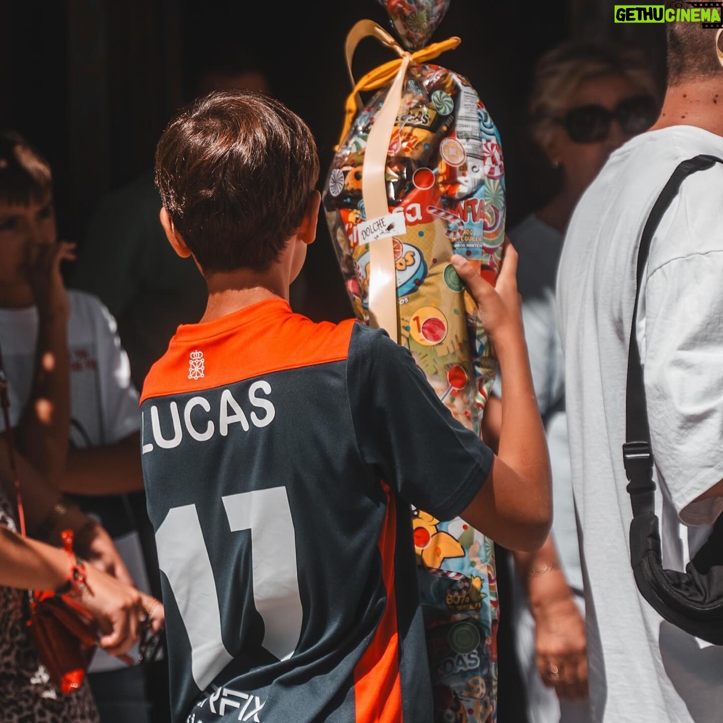 Alba Carrillo - 16.7K Likes - Ay, Lucas! Estoy tan orgullosa del hombre en el que te estĆ”s convirtiendo! Parece que solo se pueden escribir cosas bonitas el dĆa de los cumpleaƱos pero yo quiero hacerlo hoy, un dĆa cualquiera. Ha sido un verano precioso junto a ti. Soy consciente que no me quedan muchos en los que me dediques casi todo tu tiempo porque pronto tendrĆ”s tus planes, tus viajes y tus personas mĆ”s especiales y es normal, y serĆ© feliz de que me cuentes desde cualquier parte del planeta lo bien que lo pasas. Todo el mundo me ha felicitado este verano por lo cariƱoso y educado que eres y eso es algo que, tu padre y yo junto con nuestros amigos y familia, nos hemos ācurradoā pero tĆŗ eres especial de naturaleza. Tus ganas, tu interĆ©s y tu inquietud por saber, por disfrutar de la vida y ser permeable al amor que te dan y no dudar en querer y compartir. Hablar con todo el mundo e interesarte genuinamente por las personas, por conocer otras ciudades, otras culturas, otra gastronomĆa, otras costumbres y otras realidades. Eres un digno heredero de tus padres, un disfrutón de los buenos. La mayor de mis suertes eres tĆŗ. Gracias, Lucas. Vamos a inaugurar un curso de 10 lleno de cosas buenas!!!ššŖ½šāļøš±š