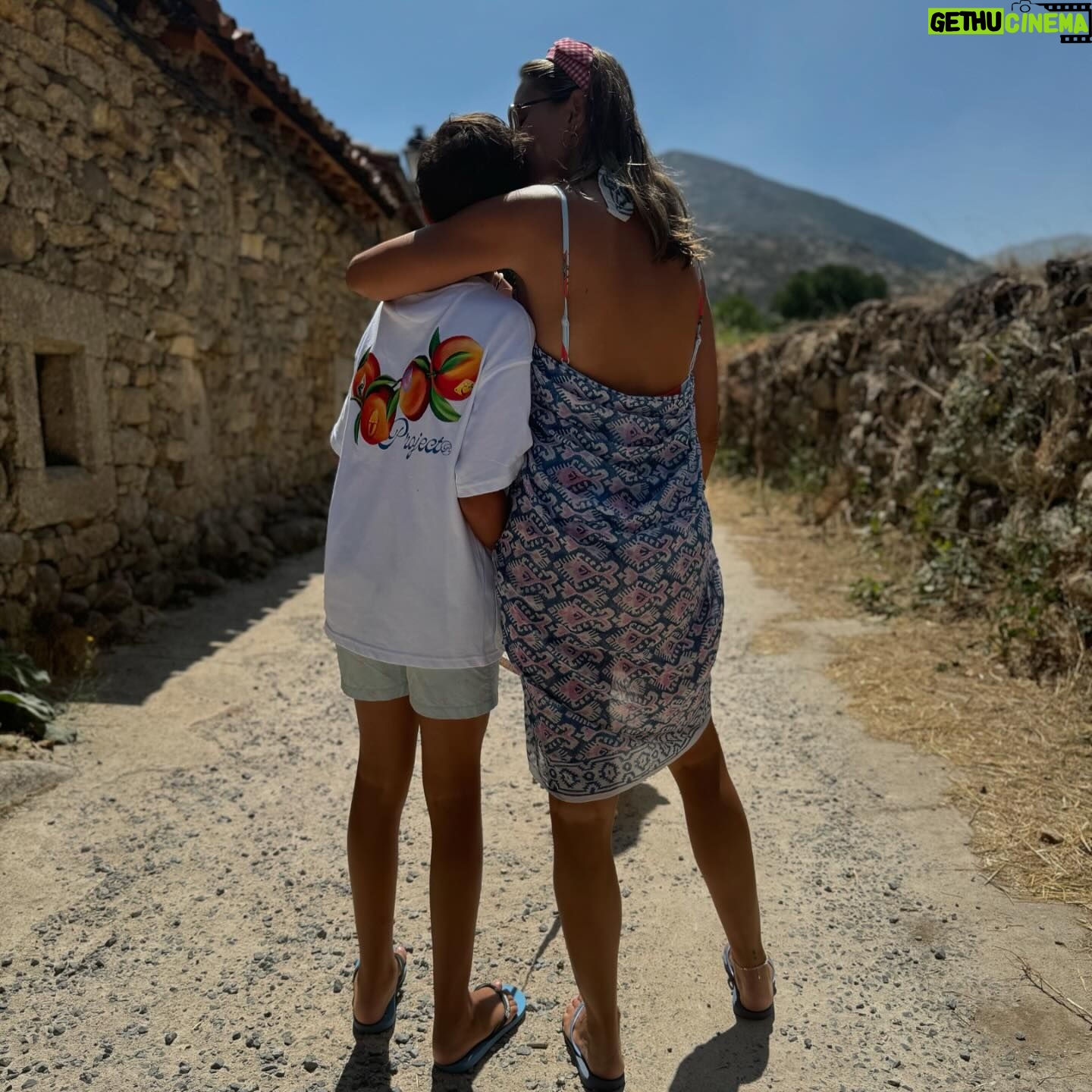 Alba Carrillo - 16.7K Likes - Ay, Lucas! Estoy tan orgullosa del hombre en el que te estĆ”s convirtiendo! Parece que solo se pueden escribir cosas bonitas el dĆa de los cumpleaƱos pero yo quiero hacerlo hoy, un dĆa cualquiera. Ha sido un verano precioso junto a ti. Soy consciente que no me quedan muchos en los que me dediques casi todo tu tiempo porque pronto tendrĆ”s tus planes, tus viajes y tus personas mĆ”s especiales y es normal, y serĆ© feliz de que me cuentes desde cualquier parte del planeta lo bien que lo pasas. Todo el mundo me ha felicitado este verano por lo cariƱoso y educado que eres y eso es algo que, tu padre y yo junto con nuestros amigos y familia, nos hemos ācurradoā pero tĆŗ eres especial de naturaleza. Tus ganas, tu interĆ©s y tu inquietud por saber, por disfrutar de la vida y ser permeable al amor que te dan y no dudar en querer y compartir. Hablar con todo el mundo e interesarte genuinamente por las personas, por conocer otras ciudades, otras culturas, otra gastronomĆa, otras costumbres y otras realidades. Eres un digno heredero de tus padres, un disfrutón de los buenos. La mayor de mis suertes eres tĆŗ. Gracias, Lucas. Vamos a inaugurar un curso de 10 lleno de cosas buenas!!!ššŖ½šāļøš±š