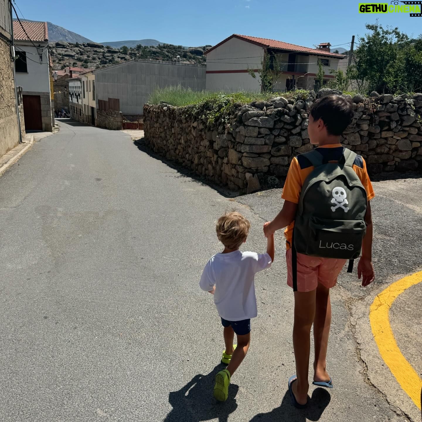 Alba Carrillo - 16.7K Likes - Ay, Lucas! Estoy tan orgullosa del hombre en el que te estĆ”s convirtiendo! Parece que solo se pueden escribir cosas bonitas el dĆa de los cumpleaƱos pero yo quiero hacerlo hoy, un dĆa cualquiera. Ha sido un verano precioso junto a ti. Soy consciente que no me quedan muchos en los que me dediques casi todo tu tiempo porque pronto tendrĆ”s tus planes, tus viajes y tus personas mĆ”s especiales y es normal, y serĆ© feliz de que me cuentes desde cualquier parte del planeta lo bien que lo pasas. Todo el mundo me ha felicitado este verano por lo cariƱoso y educado que eres y eso es algo que, tu padre y yo junto con nuestros amigos y familia, nos hemos ācurradoā pero tĆŗ eres especial de naturaleza. Tus ganas, tu interĆ©s y tu inquietud por saber, por disfrutar de la vida y ser permeable al amor que te dan y no dudar en querer y compartir. Hablar con todo el mundo e interesarte genuinamente por las personas, por conocer otras ciudades, otras culturas, otra gastronomĆa, otras costumbres y otras realidades. Eres un digno heredero de tus padres, un disfrutón de los buenos. La mayor de mis suertes eres tĆŗ. Gracias, Lucas. Vamos a inaugurar un curso de 10 lleno de cosas buenas!!!ššŖ½šāļøš±š