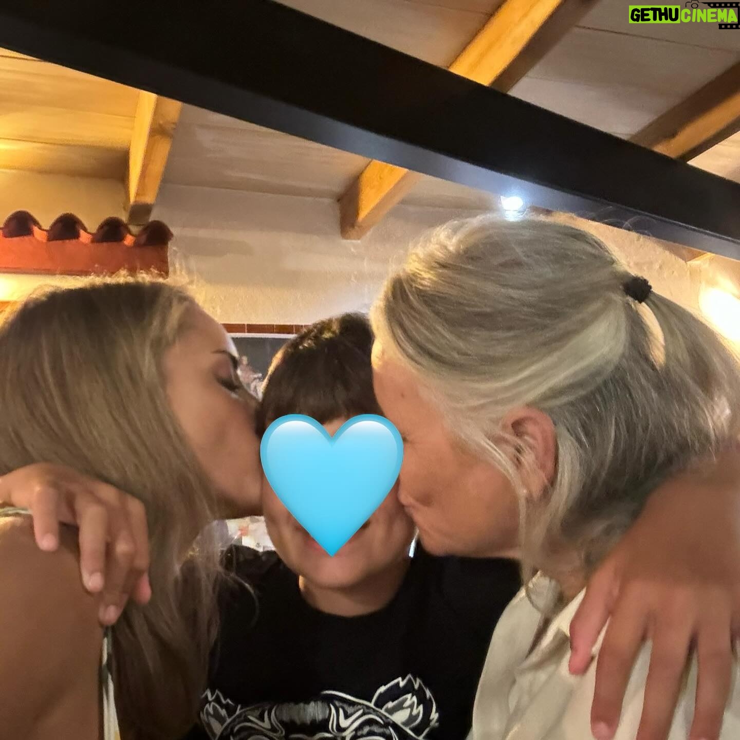 Alba Carrillo - 16.7K Likes - Ay, Lucas! Estoy tan orgullosa del hombre en el que te estĆ”s convirtiendo! Parece que solo se pueden escribir cosas bonitas el dĆa de los cumpleaƱos pero yo quiero hacerlo hoy, un dĆa cualquiera. Ha sido un verano precioso junto a ti. Soy consciente que no me quedan muchos en los que me dediques casi todo tu tiempo porque pronto tendrĆ”s tus planes, tus viajes y tus personas mĆ”s especiales y es normal, y serĆ© feliz de que me cuentes desde cualquier parte del planeta lo bien que lo pasas. Todo el mundo me ha felicitado este verano por lo cariƱoso y educado que eres y eso es algo que, tu padre y yo junto con nuestros amigos y familia, nos hemos ācurradoā pero tĆŗ eres especial de naturaleza. Tus ganas, tu interĆ©s y tu inquietud por saber, por disfrutar de la vida y ser permeable al amor que te dan y no dudar en querer y compartir. Hablar con todo el mundo e interesarte genuinamente por las personas, por conocer otras ciudades, otras culturas, otra gastronomĆa, otras costumbres y otras realidades. Eres un digno heredero de tus padres, un disfrutón de los buenos. La mayor de mis suertes eres tĆŗ. Gracias, Lucas. Vamos a inaugurar un curso de 10 lleno de cosas buenas!!!ššŖ½šāļøš±š