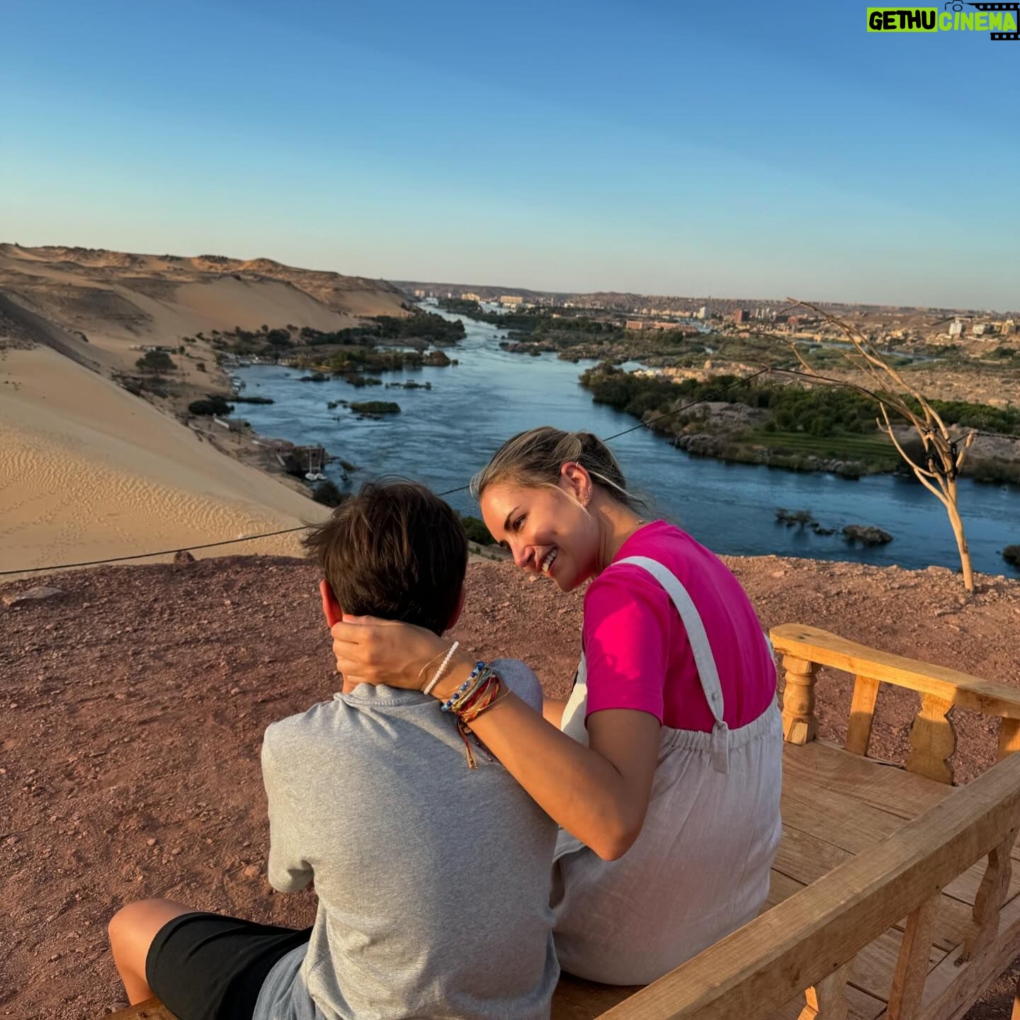 Alba Carrillo - 16.7K Likes - Ay, Lucas! Estoy tan orgullosa del hombre en el que te estĆ”s convirtiendo! Parece que solo se pueden escribir cosas bonitas el dĆa de los cumpleaƱos pero yo quiero hacerlo hoy, un dĆa cualquiera. Ha sido un verano precioso junto a ti. Soy consciente que no me quedan muchos en los que me dediques casi todo tu tiempo porque pronto tendrĆ”s tus planes, tus viajes y tus personas mĆ”s especiales y es normal, y serĆ© feliz de que me cuentes desde cualquier parte del planeta lo bien que lo pasas. Todo el mundo me ha felicitado este verano por lo cariƱoso y educado que eres y eso es algo que, tu padre y yo junto con nuestros amigos y familia, nos hemos ācurradoā pero tĆŗ eres especial de naturaleza. Tus ganas, tu interĆ©s y tu inquietud por saber, por disfrutar de la vida y ser permeable al amor que te dan y no dudar en querer y compartir. Hablar con todo el mundo e interesarte genuinamente por las personas, por conocer otras ciudades, otras culturas, otra gastronomĆa, otras costumbres y otras realidades. Eres un digno heredero de tus padres, un disfrutón de los buenos. La mayor de mis suertes eres tĆŗ. Gracias, Lucas. Vamos a inaugurar un curso de 10 lleno de cosas buenas!!!ššŖ½šāļøš±š