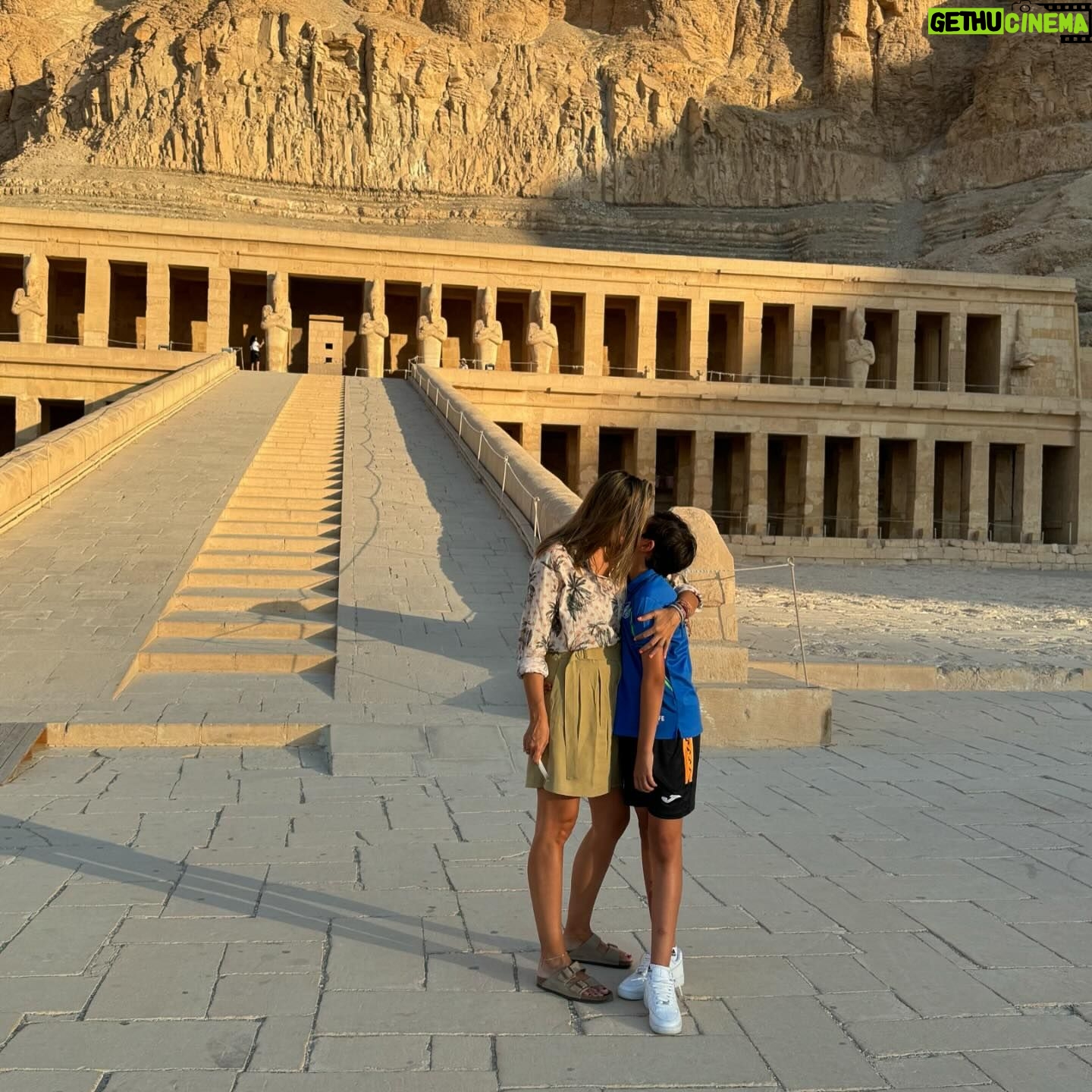 Alba Carrillo - 16.7K Likes - Ay, Lucas! Estoy tan orgullosa del hombre en el que te estĆ”s convirtiendo! Parece que solo se pueden escribir cosas bonitas el dĆa de los cumpleaƱos pero yo quiero hacerlo hoy, un dĆa cualquiera. Ha sido un verano precioso junto a ti. Soy consciente que no me quedan muchos en los que me dediques casi todo tu tiempo porque pronto tendrĆ”s tus planes, tus viajes y tus personas mĆ”s especiales y es normal, y serĆ© feliz de que me cuentes desde cualquier parte del planeta lo bien que lo pasas. Todo el mundo me ha felicitado este verano por lo cariƱoso y educado que eres y eso es algo que, tu padre y yo junto con nuestros amigos y familia, nos hemos ācurradoā pero tĆŗ eres especial de naturaleza. Tus ganas, tu interĆ©s y tu inquietud por saber, por disfrutar de la vida y ser permeable al amor que te dan y no dudar en querer y compartir. Hablar con todo el mundo e interesarte genuinamente por las personas, por conocer otras ciudades, otras culturas, otra gastronomĆa, otras costumbres y otras realidades. Eres un digno heredero de tus padres, un disfrutón de los buenos. La mayor de mis suertes eres tĆŗ. Gracias, Lucas. Vamos a inaugurar un curso de 10 lleno de cosas buenas!!!ššŖ½šāļøš±š