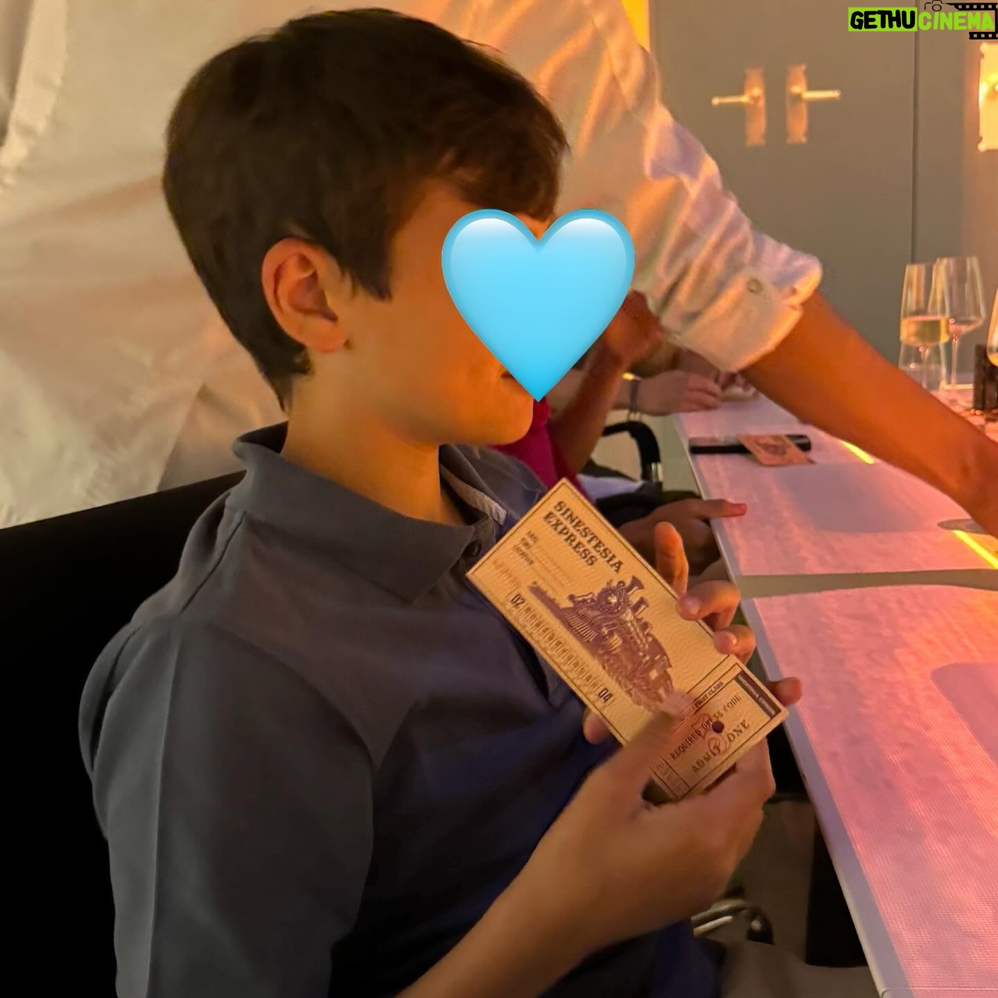 Alba Carrillo - 16.7K Likes - Ay, Lucas! Estoy tan orgullosa del hombre en el que te estĆ”s convirtiendo! Parece que solo se pueden escribir cosas bonitas el dĆa de los cumpleaƱos pero yo quiero hacerlo hoy, un dĆa cualquiera. Ha sido un verano precioso junto a ti. Soy consciente que no me quedan muchos en los que me dediques casi todo tu tiempo porque pronto tendrĆ”s tus planes, tus viajes y tus personas mĆ”s especiales y es normal, y serĆ© feliz de que me cuentes desde cualquier parte del planeta lo bien que lo pasas. Todo el mundo me ha felicitado este verano por lo cariƱoso y educado que eres y eso es algo que, tu padre y yo junto con nuestros amigos y familia, nos hemos ācurradoā pero tĆŗ eres especial de naturaleza. Tus ganas, tu interĆ©s y tu inquietud por saber, por disfrutar de la vida y ser permeable al amor que te dan y no dudar en querer y compartir. Hablar con todo el mundo e interesarte genuinamente por las personas, por conocer otras ciudades, otras culturas, otra gastronomĆa, otras costumbres y otras realidades. Eres un digno heredero de tus padres, un disfrutón de los buenos. La mayor de mis suertes eres tĆŗ. Gracias, Lucas. Vamos a inaugurar un curso de 10 lleno de cosas buenas!!!ššŖ½šāļøš±š