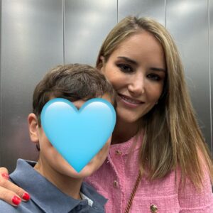 Alba Carrillo Instagram - Ay, Lucas! Estoy tan orgullosa del hombre en el que te estás convirtiendo! Parece que solo se pueden escribir cosas bonitas el día de los cumpleaños pero yo quiero hacerlo hoy, un día cualquiera. Ha sido un verano precioso junto a ti. Soy consciente que no me quedan muchos en los que me dediques casi todo tu tiempo porque pronto tendrás tus planes, tus viajes y tus personas más especiales y es normal, y seré feliz  de que me cuentes desde cualquier parte del planeta lo bien que lo pasas. Todo el mundo me ha felicitado este verano por lo cariñoso y educado que eres y eso es algo que, tu padre y yo junto con nuestros amigos y familia, nos hemos “currado” pero tú eres especial de naturaleza. Tus ganas, tu interés y tu inquietud por saber, por disfrutar de la vida y ser permeable al amor que te dan y no dudar en querer y compartir. Hablar con todo el mundo e interesarte genuinamente por las personas, por conocer otras ciudades, otras culturas, otra gastronomía, otras costumbres y otras realidades. Eres un digno heredero de tus padres, un disfrutón de los buenos. La mayor de mis suertes eres tú. Gracias, Lucas. Vamos a inaugurar un curso de 10 lleno de cosas buenas!!!💖🪽🌈☀️🌱🍀
