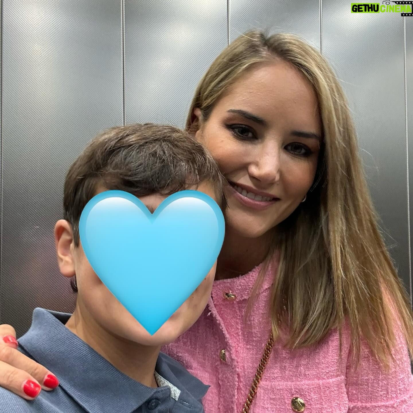 Alba Carrillo - 16.7K Likes - Ay, Lucas! Estoy tan orgullosa del hombre en el que te estĆ”s convirtiendo! Parece que solo se pueden escribir cosas bonitas el dĆa de los cumpleaƱos pero yo quiero hacerlo hoy, un dĆa cualquiera. Ha sido un verano precioso junto a ti. Soy consciente que no me quedan muchos en los que me dediques casi todo tu tiempo porque pronto tendrĆ”s tus planes, tus viajes y tus personas mĆ”s especiales y es normal, y serĆ© feliz de que me cuentes desde cualquier parte del planeta lo bien que lo pasas. Todo el mundo me ha felicitado este verano por lo cariƱoso y educado que eres y eso es algo que, tu padre y yo junto con nuestros amigos y familia, nos hemos ācurradoā pero tĆŗ eres especial de naturaleza. Tus ganas, tu interĆ©s y tu inquietud por saber, por disfrutar de la vida y ser permeable al amor que te dan y no dudar en querer y compartir. Hablar con todo el mundo e interesarte genuinamente por las personas, por conocer otras ciudades, otras culturas, otra gastronomĆa, otras costumbres y otras realidades. Eres un digno heredero de tus padres, un disfrutón de los buenos. La mayor de mis suertes eres tĆŗ. Gracias, Lucas. Vamos a inaugurar un curso de 10 lleno de cosas buenas!!!ššŖ½šāļøš±š