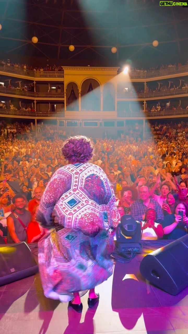 Alcione - 53K Likes - O tema “De Samba Pra Gente Sambar”, composto pelo maestro @alxmenezes, encerra todos os shows da Marrom, desde a turnê que celebrou seus 50 anos de carreira!
Nos primeiros acordes, nossa cantora e sua inseparável Banda do Sol, caem no samba! Na Europa não poderia ser diferente… (Equipe)
Vídeo: @am.instavideos