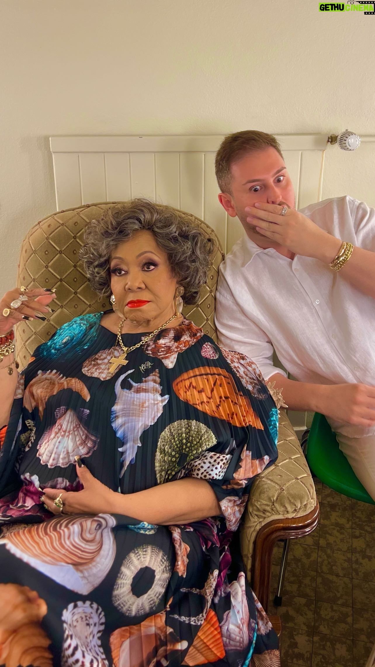 Alcione - 32.8K Likes - Porque, além de tudo, ela fala F R A N C Ê S !