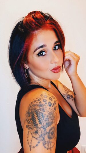 Alejandra Castelló González Instagram - Todo al rojo (o casi todo)
.
Nueva temporada, nuevo look! Para mi el año siempre empieza en septiembre. Nuevos comienzos, proyectos, energías y mi pelo quería ponerse en marcha ya!!!
.
Os gusta?
.
Gracias a @la29bcn como siempre por el trabajazo
.
#newlook #nuevolook #cambio #cortedepelo #pelorojo #cortemujer #septiembre #nuevatemporada