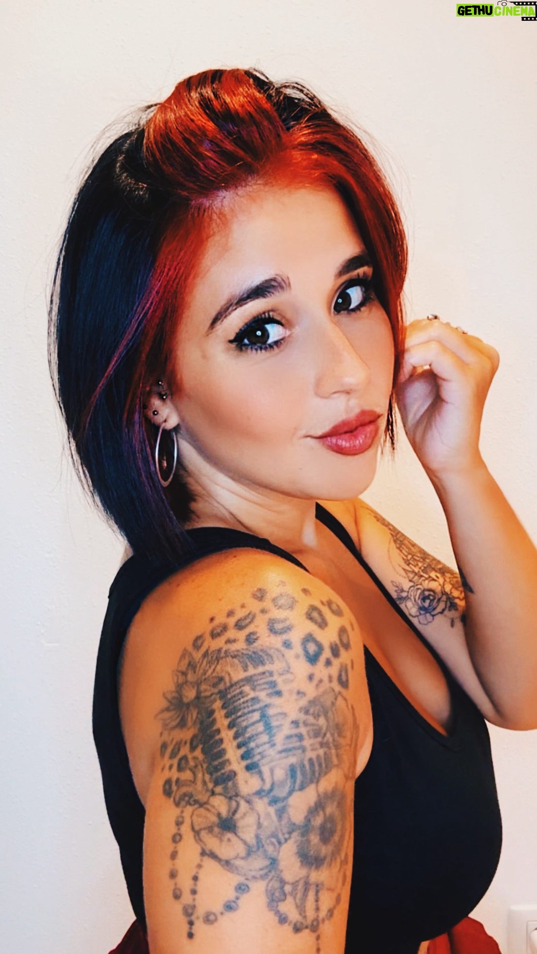 Alejandra Castelló González - 1.6K Likes - Todo al rojo (o casi todo)
.
Nueva temporada, nuevo look! Para mi el año siempre empieza en septiembre. Nuevos comienzos, proyectos, energías y mi pelo quería ponerse en marcha ya!!!
.
Os gusta?
.
Gracias a @la29bcn como siempre por el trabajazo
.
#newlook #nuevolook #cambio #cortedepelo #pelorojo #cortemujer #septiembre #nuevatemporada