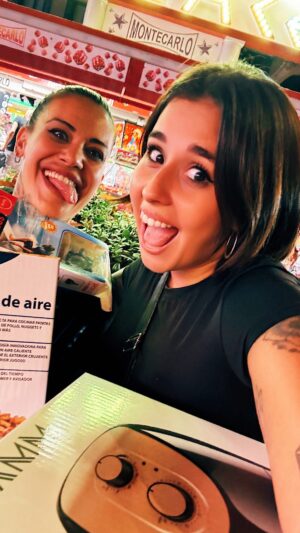 Alejandra Castelló González Instagram - Suertudas en la feria nivel dios!!!! Que es lo más chulo que os ha tocado jugando en una feria???? 🎡
.
#feria #juego #suerte #festesdegracia