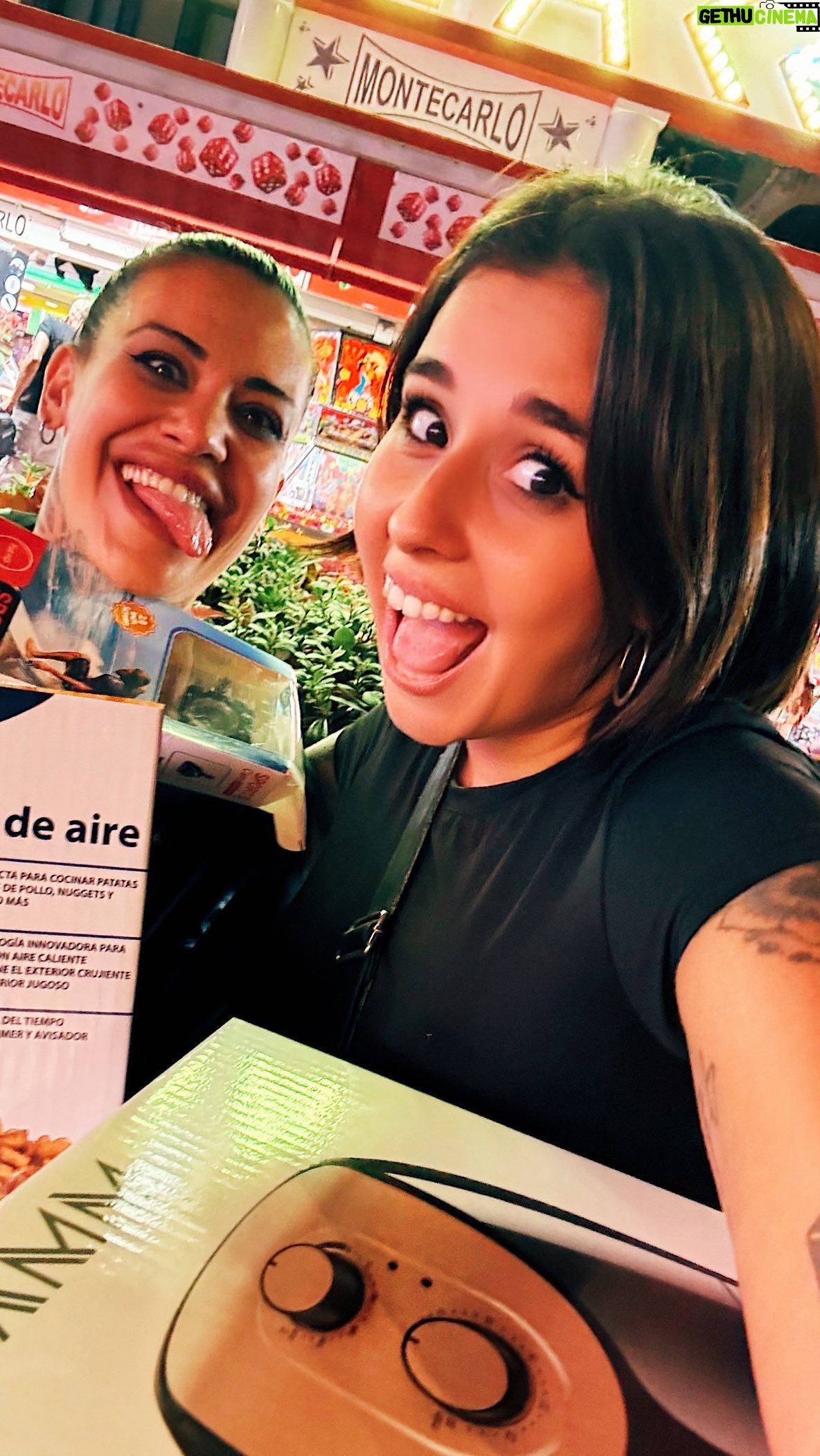 Alejandra Castelló González - 669 Likes - Suertudas en la feria nivel dios!!!! Que es lo más chulo que os ha tocado jugando en una feria???? 🎡
.
#feria #juego #suerte #festesdegracia