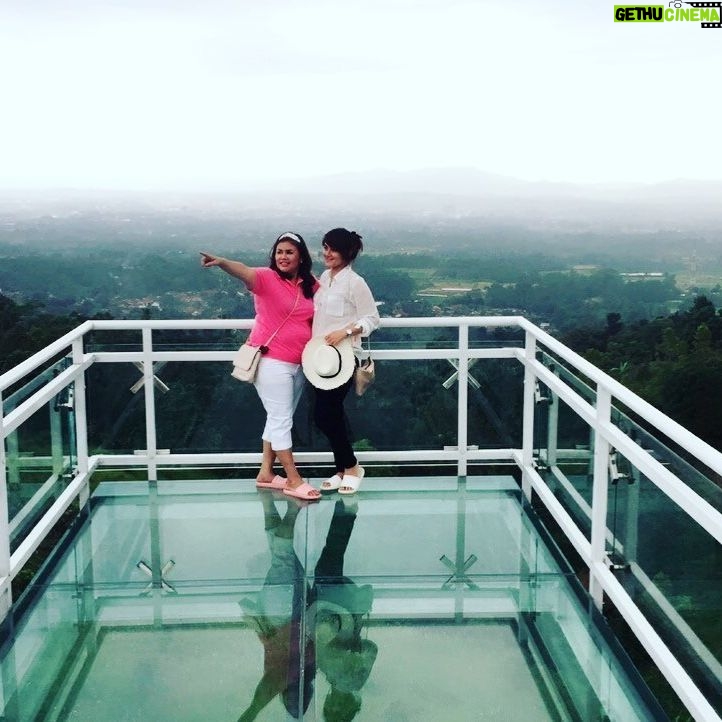 Alenta S. Hombing - 2.3K Likes - Edisi Kangen Karo Mamake..best duel partner..partner in crime..sosok yg ga pernah bs diem, hobby apapun upload medsos (slalu bertentangan dg ku), fashion, shopping, carrier woman, yang slalu ngajarin makan krupuk ga blh bunyi (rendam dlu pakai air liur🤦♀️), klo ketawa bibir hanya blh terbuka 2 jari paling lebar (biar manis), klo makan tangan ga blh nempel di meja (keliatan pemalas), klo diri hrs kaya poto model, klo duduk hrs ngerti kode2 sandi morse mama(artiny marah), ga blh bersandar di bahu mama ky ga punya tulang lemes2, hrs tegar kaya batu karang (bersandar sndri dlm hati aj) de el el,, she’s a figure with many rules, klo lakuin dluar itu melayang lah apa yg bs dilayangkan, mama slalu ga pernah bs diam di kantor dan dirumah, pernah satu waktu masuk fakultas tehnik dan smua mahasiswa berteriak nama mama merupakan kebanggaanku punya mama yang hanya lulusan SMA tp mampu menaklukan hal apapun itu..tp mama jgn terlalu keras lg ya samaku🥰i miss u mama @sidabutarroma
