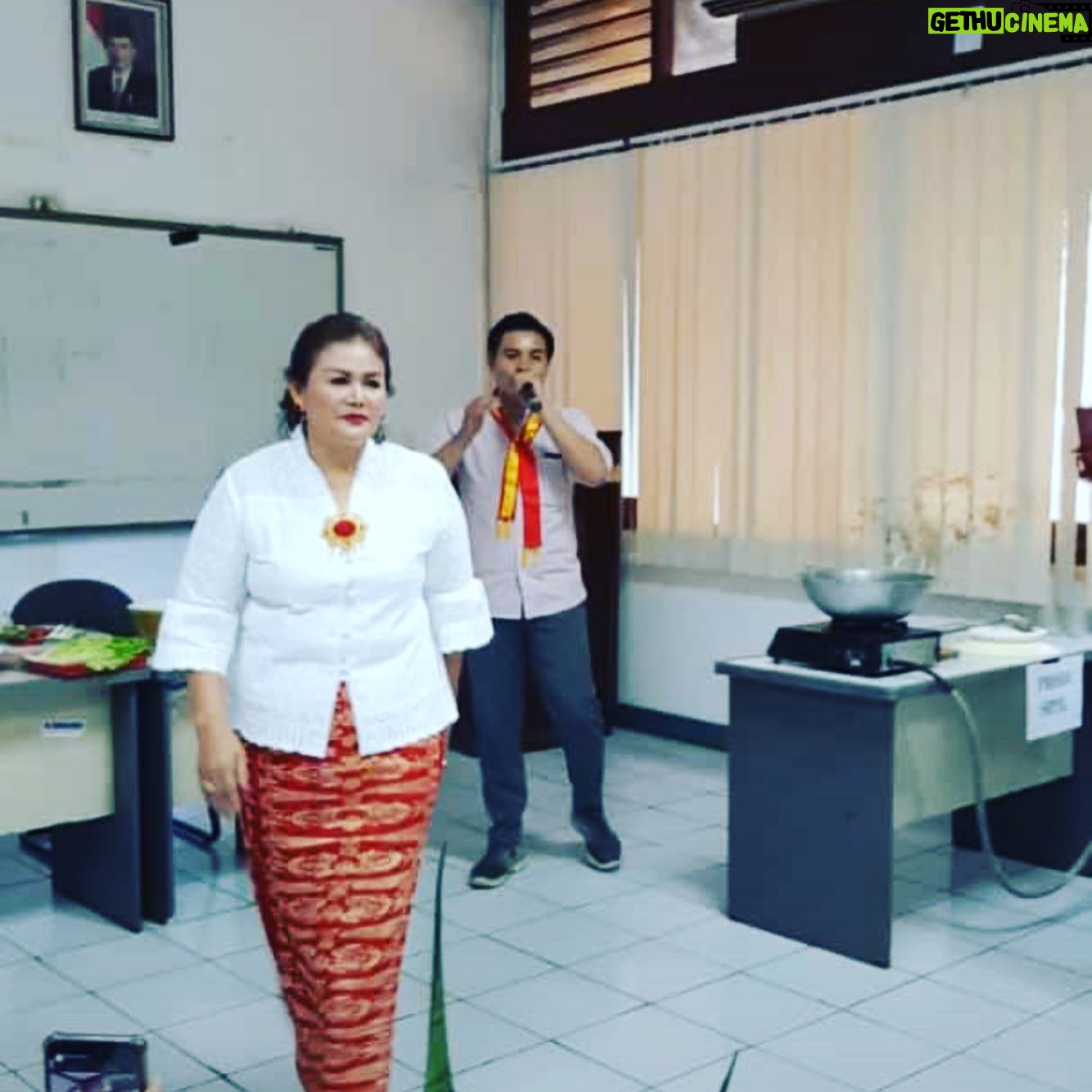 Alenta S. Hombing - 2.3K Likes - Edisi Kangen Karo Mamake..best duel partner..partner in crime..sosok yg ga pernah bs diem, hobby apapun upload medsos (slalu bertentangan dg ku), fashion, shopping, carrier woman, yang slalu ngajarin makan krupuk ga blh bunyi (rendam dlu pakai air liur🤦♀️), klo ketawa bibir hanya blh terbuka 2 jari paling lebar (biar manis), klo makan tangan ga blh nempel di meja (keliatan pemalas), klo diri hrs kaya poto model, klo duduk hrs ngerti kode2 sandi morse mama(artiny marah), ga blh bersandar di bahu mama ky ga punya tulang lemes2, hrs tegar kaya batu karang (bersandar sndri dlm hati aj) de el el,, she’s a figure with many rules, klo lakuin dluar itu melayang lah apa yg bs dilayangkan, mama slalu ga pernah bs diam di kantor dan dirumah, pernah satu waktu masuk fakultas tehnik dan smua mahasiswa berteriak nama mama merupakan kebanggaanku punya mama yang hanya lulusan SMA tp mampu menaklukan hal apapun itu..tp mama jgn terlalu keras lg ya samaku🥰i miss u mama @sidabutarroma