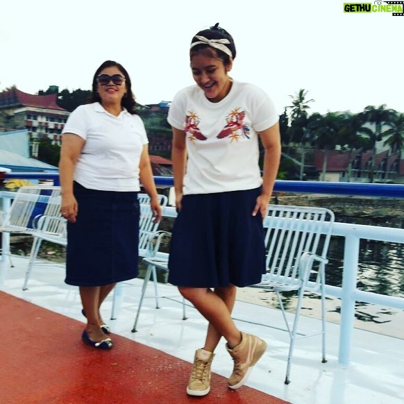 Alenta S. Hombing - 2.3K Likes - Edisi Kangen Karo Mamake..best duel partner..partner in crime..sosok yg ga pernah bs diem, hobby apapun upload medsos (slalu bertentangan dg ku), fashion, shopping, carrier woman, yang slalu ngajarin makan krupuk ga blh bunyi (rendam dlu pakai air liur🤦♀️), klo ketawa bibir hanya blh terbuka 2 jari paling lebar (biar manis), klo makan tangan ga blh nempel di meja (keliatan pemalas), klo diri hrs kaya poto model, klo duduk hrs ngerti kode2 sandi morse mama(artiny marah), ga blh bersandar di bahu mama ky ga punya tulang lemes2, hrs tegar kaya batu karang (bersandar sndri dlm hati aj) de el el,, she’s a figure with many rules, klo lakuin dluar itu melayang lah apa yg bs dilayangkan, mama slalu ga pernah bs diam di kantor dan dirumah, pernah satu waktu masuk fakultas tehnik dan smua mahasiswa berteriak nama mama merupakan kebanggaanku punya mama yang hanya lulusan SMA tp mampu menaklukan hal apapun itu..tp mama jgn terlalu keras lg ya samaku🥰i miss u mama @sidabutarroma