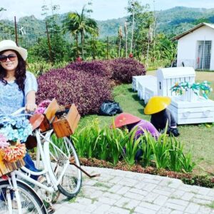 Alenta S. Hombing Instagram - Edisi Kangen Karo Mamake..best duel partner..partner in crime..sosok yg ga pernah bs diem, hobby apapun upload medsos (slalu bertentangan dg ku), fashion, shopping, carrier woman, yang slalu ngajarin makan krupuk ga blh bunyi (rendam dlu pakai air liur🤦‍♀️), klo ketawa bibir hanya blh terbuka 2 jari paling lebar (biar manis), klo makan tangan ga blh nempel di meja (keliatan pemalas), klo diri hrs kaya poto model, klo duduk hrs ngerti kode2 sandi morse mama(artiny marah), ga blh bersandar di bahu mama ky ga punya tulang lemes2, hrs tegar kaya batu karang (bersandar sndri dlm hati aj) de el el,, she’s a figure with many rules, klo lakuin dluar itu melayang lah apa yg bs dilayangkan, mama slalu ga pernah bs diam di kantor dan dirumah, pernah satu waktu masuk fakultas tehnik dan smua mahasiswa berteriak nama mama merupakan kebanggaanku punya mama yang hanya lulusan SMA tp mampu menaklukan hal apapun itu..tp mama jgn terlalu keras lg ya samaku🥰i miss u mama @sidabutarroma