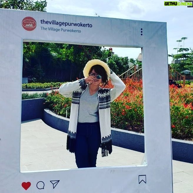 Alenta S. Hombing - 2.3K Likes - Edisi Kangen Karo Mamake..best duel partner..partner in crime..sosok yg ga pernah bs diem, hobby apapun upload medsos (slalu bertentangan dg ku), fashion, shopping, carrier woman, yang slalu ngajarin makan krupuk ga blh bunyi (rendam dlu pakai air liur🤦♀️), klo ketawa bibir hanya blh terbuka 2 jari paling lebar (biar manis), klo makan tangan ga blh nempel di meja (keliatan pemalas), klo diri hrs kaya poto model, klo duduk hrs ngerti kode2 sandi morse mama(artiny marah), ga blh bersandar di bahu mama ky ga punya tulang lemes2, hrs tegar kaya batu karang (bersandar sndri dlm hati aj) de el el,, she’s a figure with many rules, klo lakuin dluar itu melayang lah apa yg bs dilayangkan, mama slalu ga pernah bs diam di kantor dan dirumah, pernah satu waktu masuk fakultas tehnik dan smua mahasiswa berteriak nama mama merupakan kebanggaanku punya mama yang hanya lulusan SMA tp mampu menaklukan hal apapun itu..tp mama jgn terlalu keras lg ya samaku🥰i miss u mama @sidabutarroma