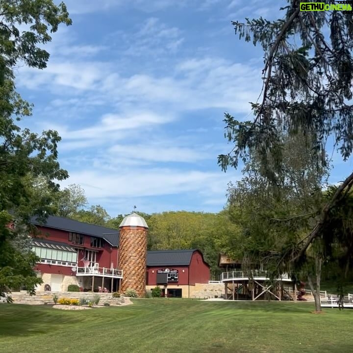 Alex Curry - 4.4K Likes - Welcome to #Wisconsin 🤗 #Curry #Wedding style 🥂✨