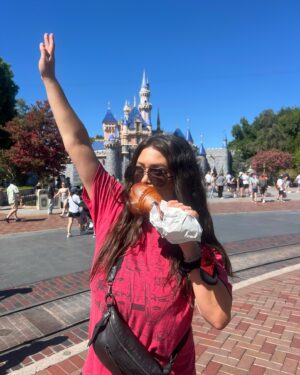 Alex Curry Instagram - ✨#Disneyland highlights ✨#StarWars 🙌🏽 my first turkey leg & being around so many smiling people 🤗 

#Disney #California #Adventure #happy